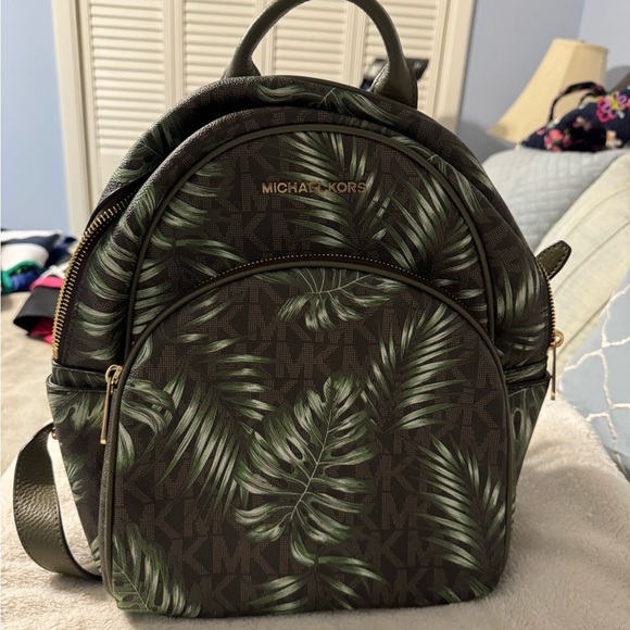 Michael Kors petite backpack with matching wallet and cosmetic case - Picture 6 of 11